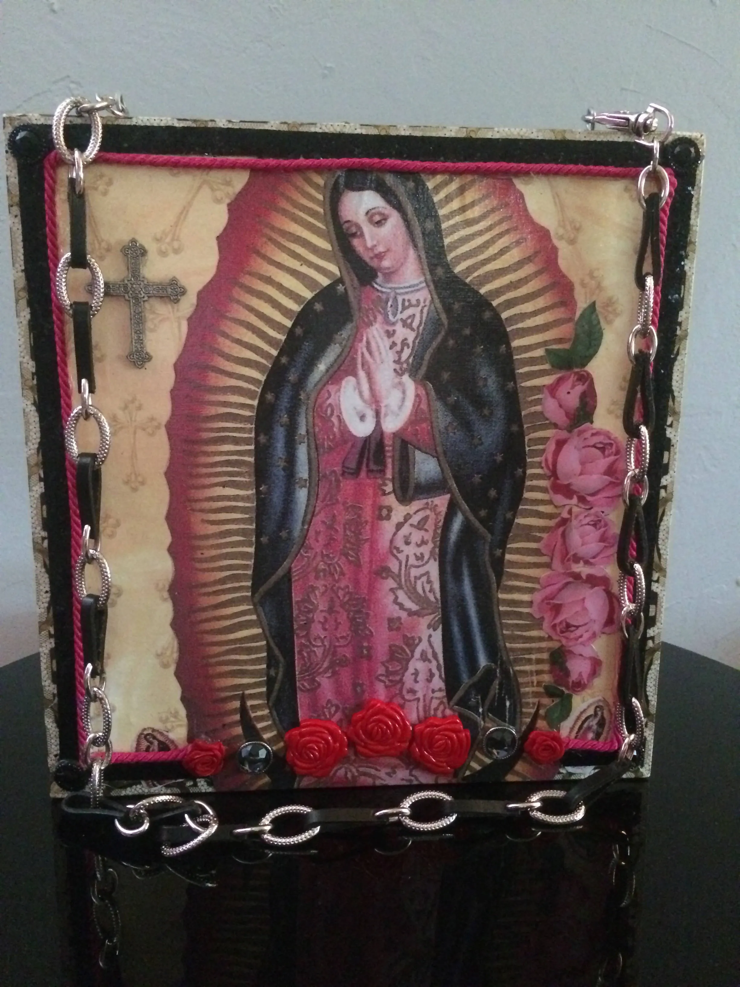 Maggie Devos = Decopaged tobacco box - Art image Frida w/Flowers